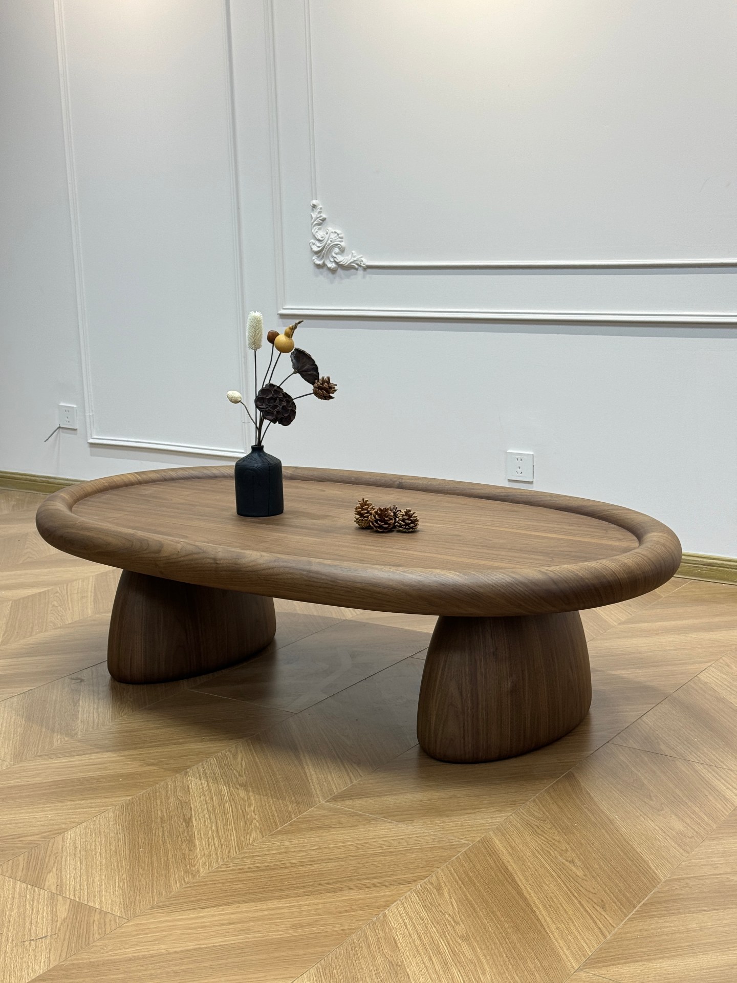 Oval lip-edge coffee table