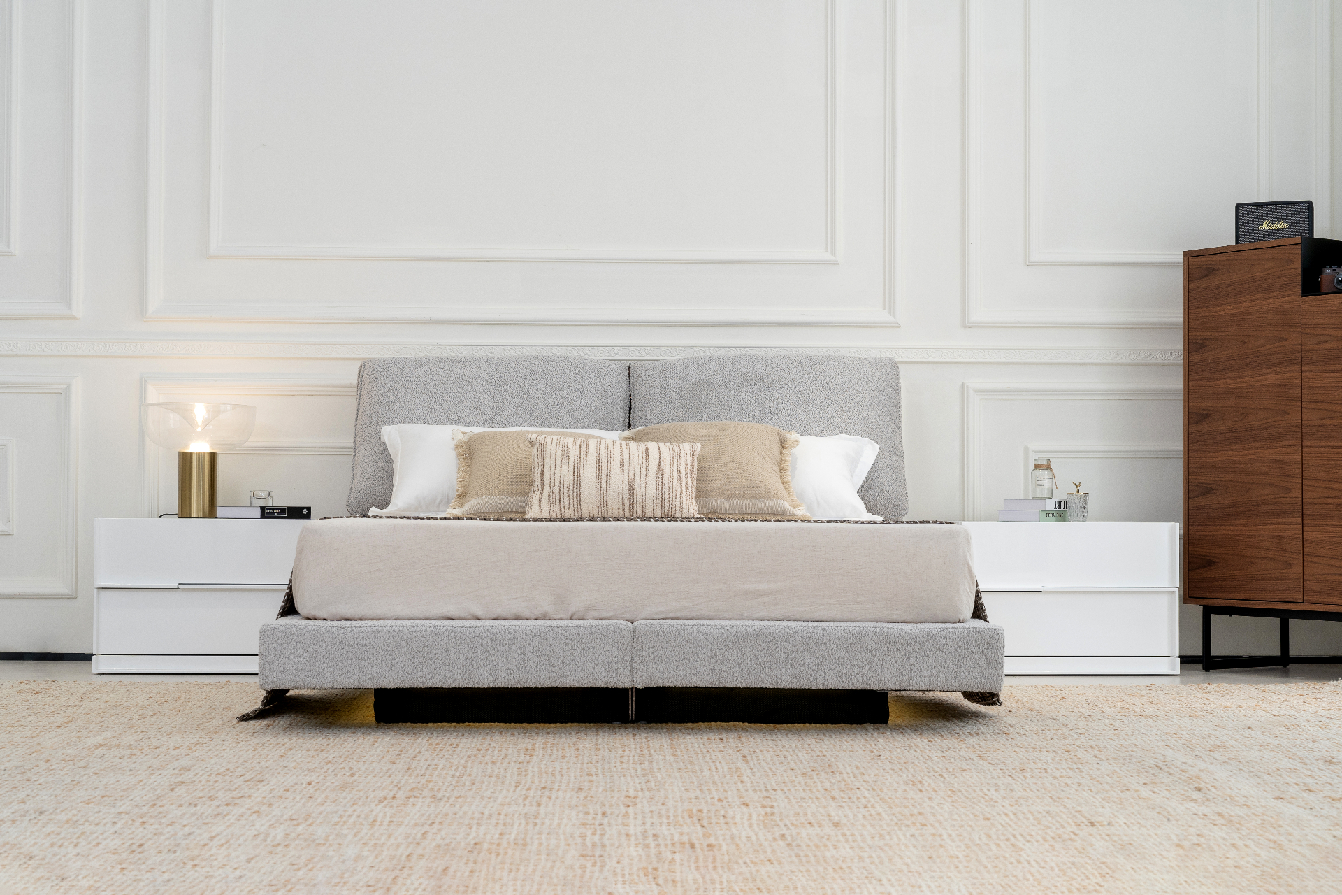 Pillow-back upholstered bed