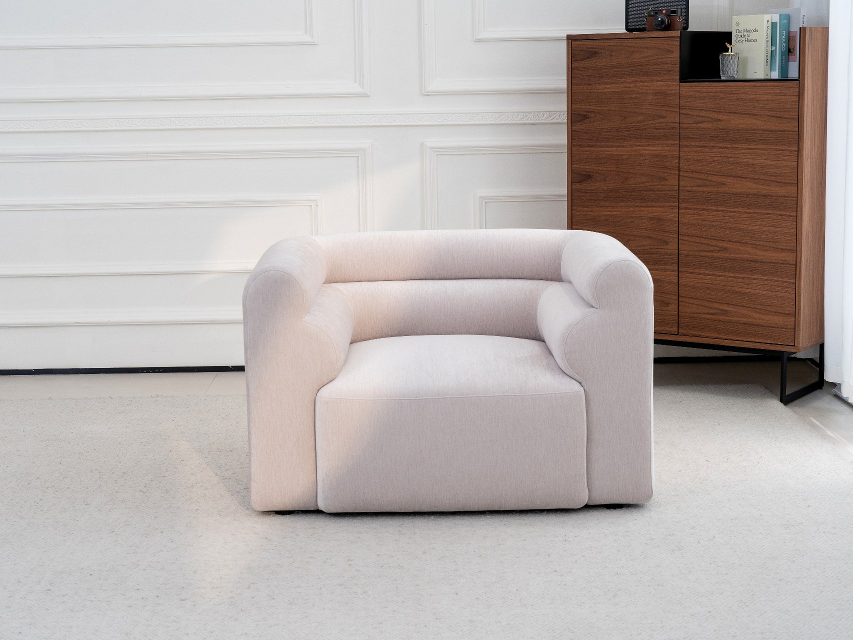 Roll-arm lounge chair