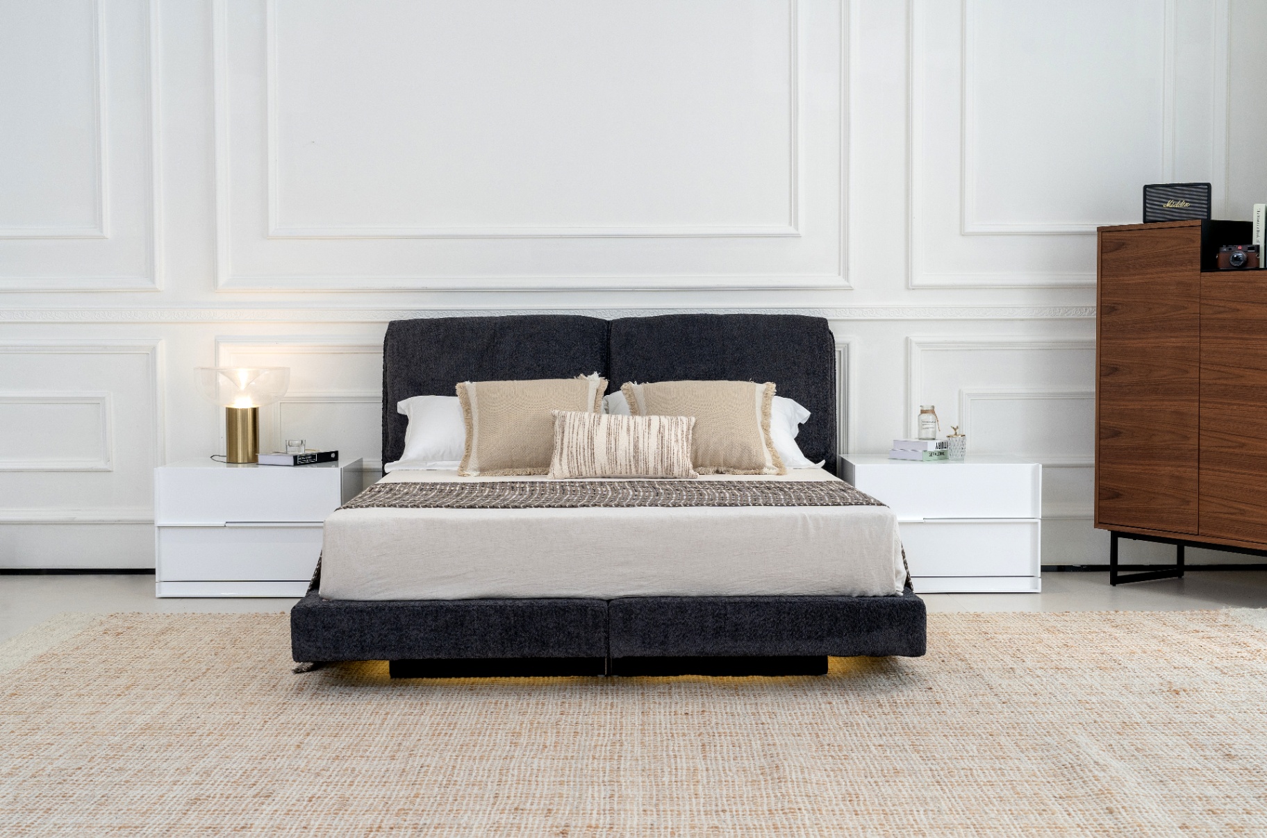 Pillow-back upholstered bed