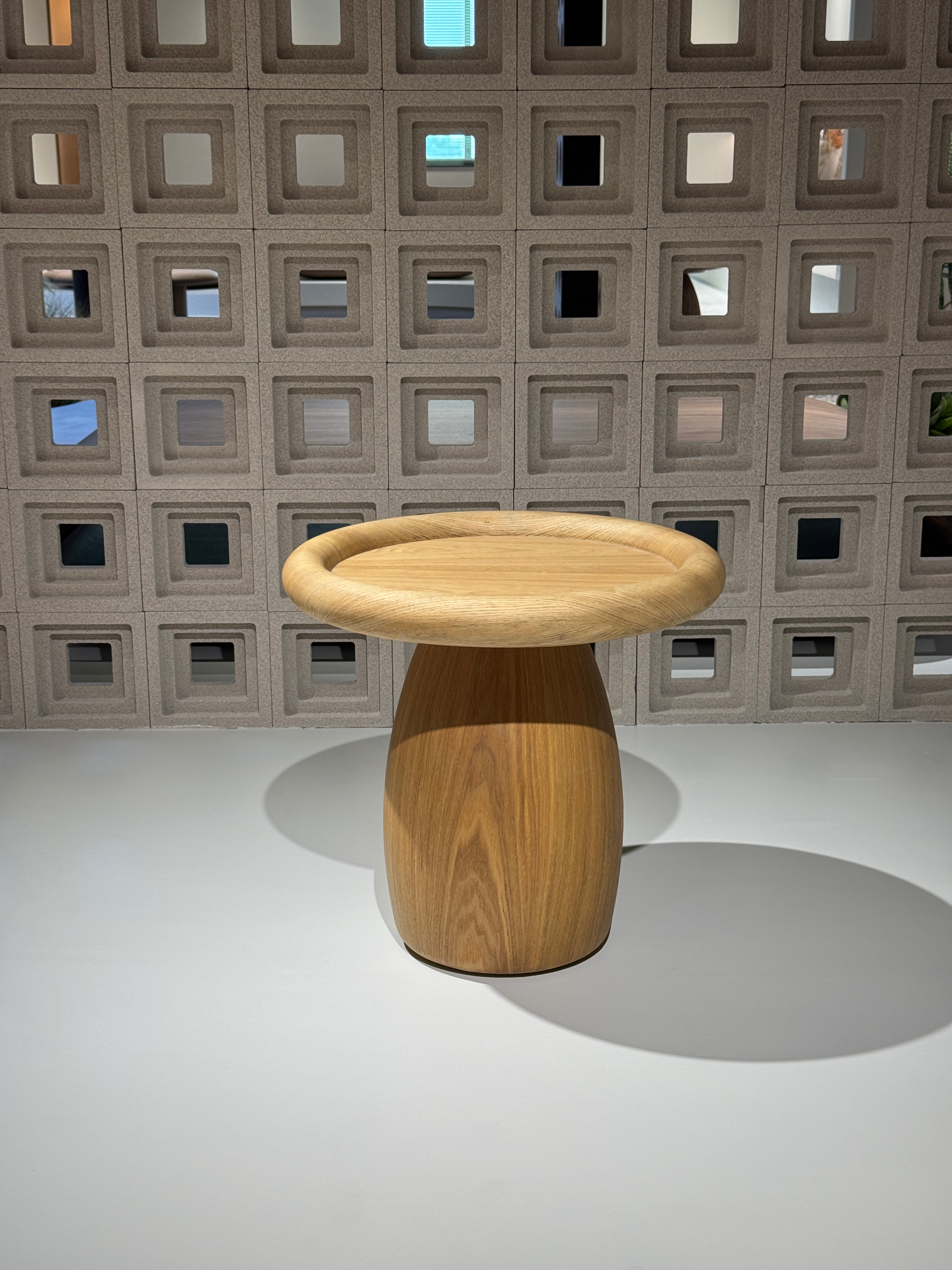 Rounded side table — oak view 3